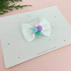 Laço Bia com Pompons P na Presilha