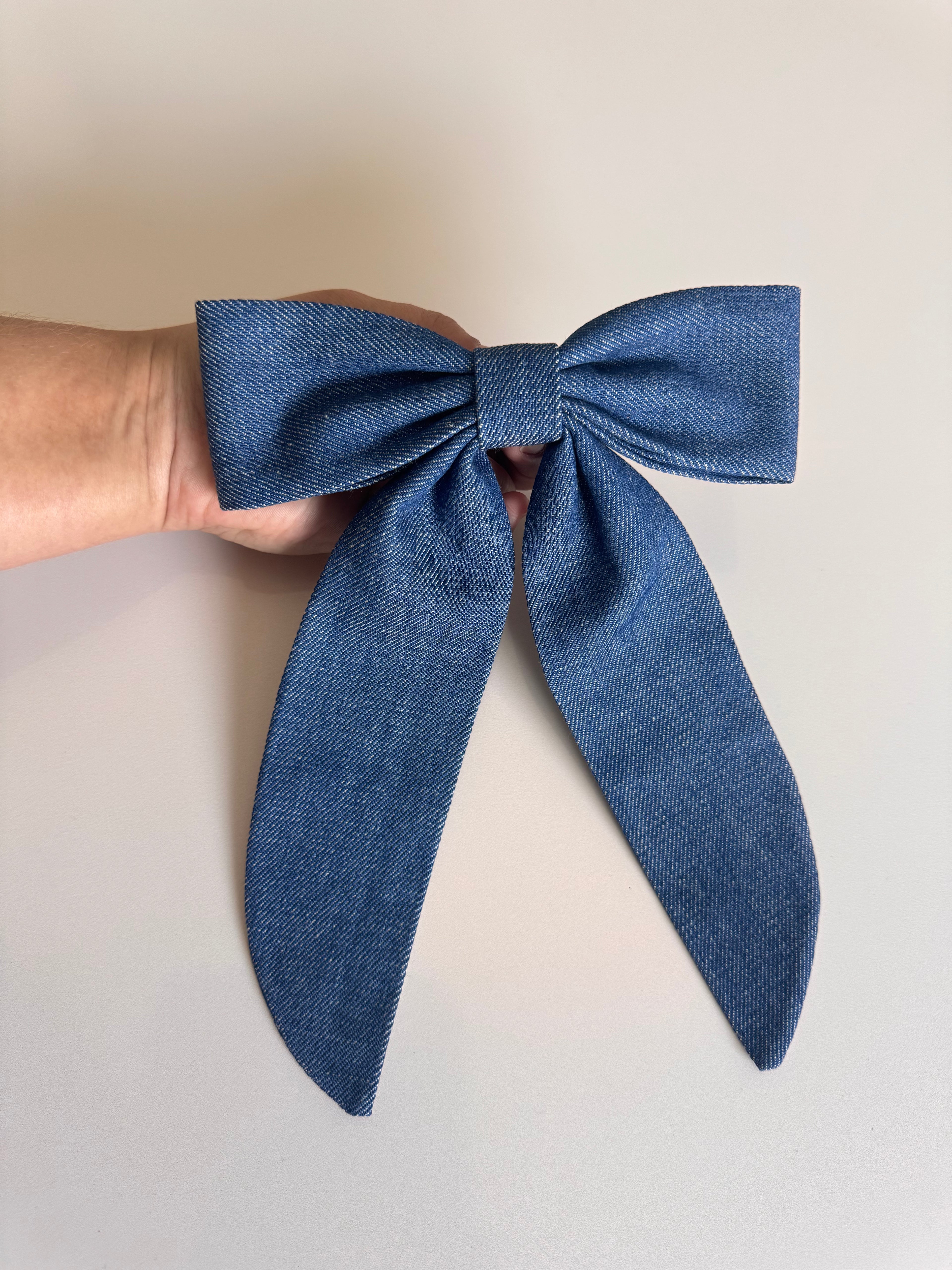 Big Laço Charlotte Jeans na Presilha Francesa