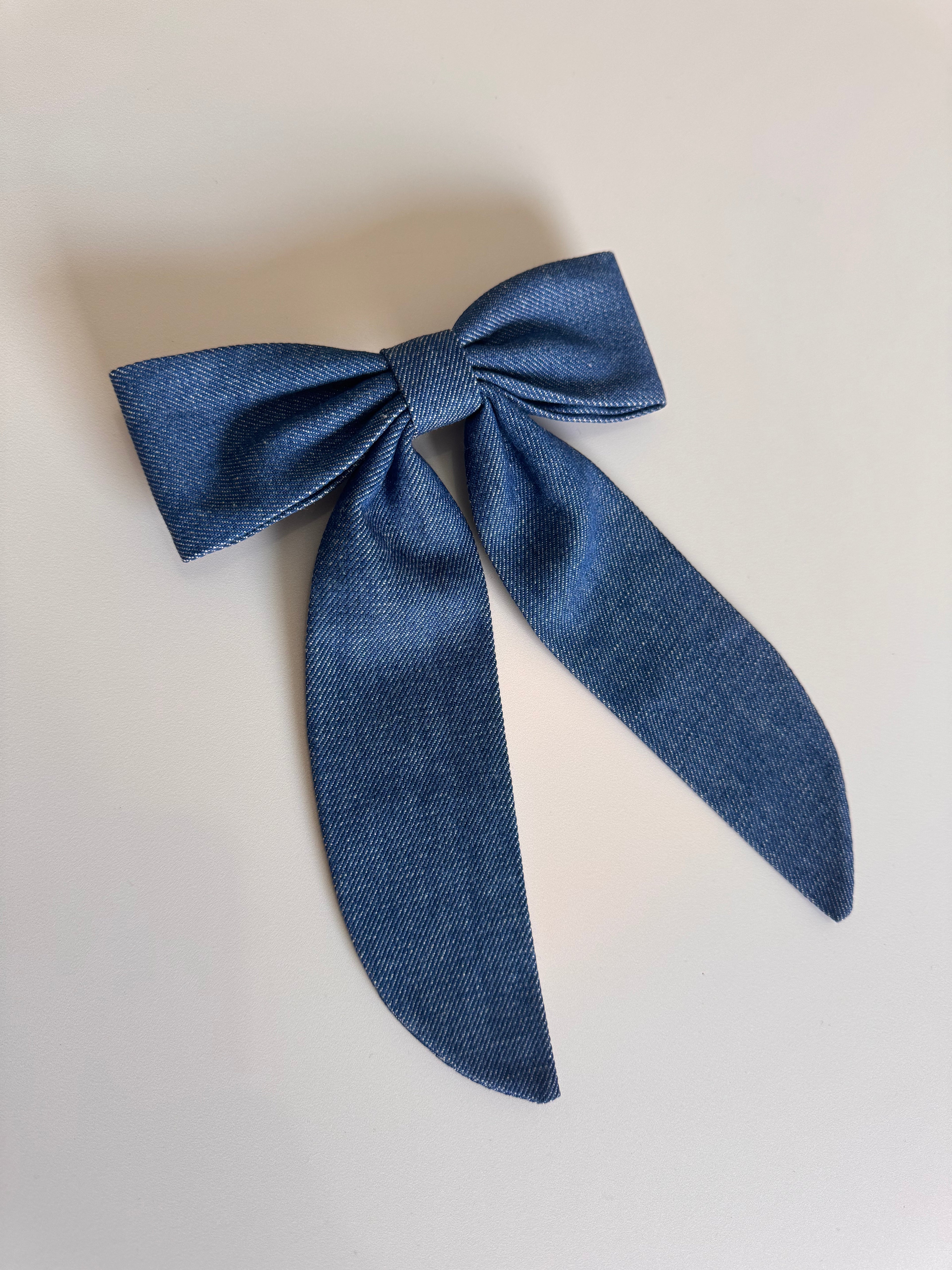 Big Laço Charlotte Jeans na Presilha Francesa