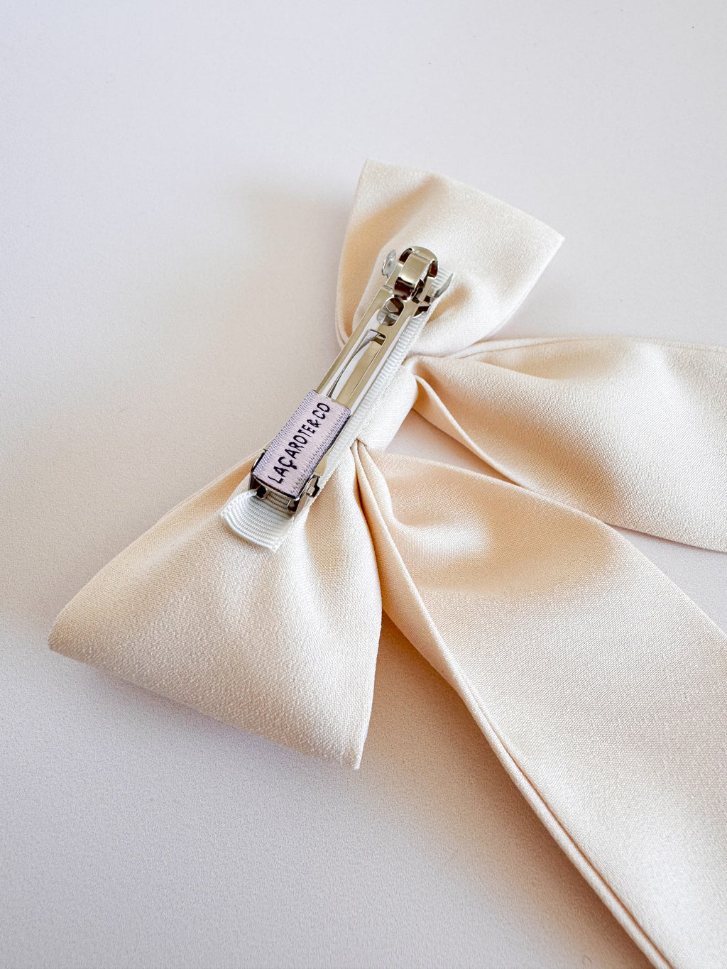 Laço Charlotte G na Presilha Francesa