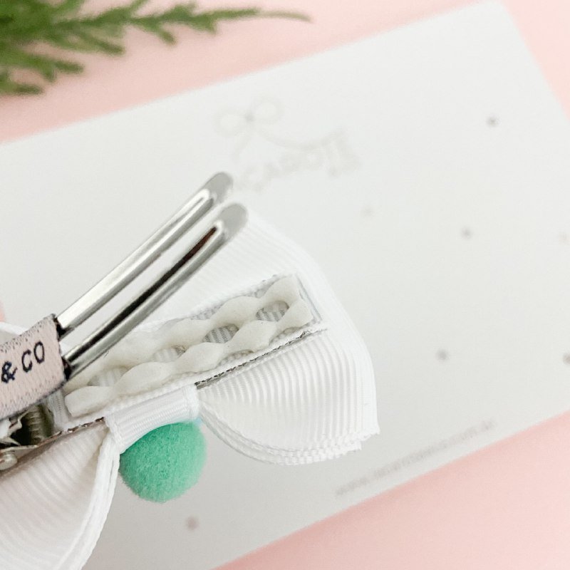 Laço Bia com Pompons P na Presilha